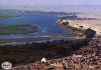 Le periodiche inondazioni del Nilo portavano il limo grasso e fertile nei campi dei contadini dei villaggi che si affacciano sul fiume come Diyaba, modesto paese dove tuttora sono ben visibili le piccole tombe a forma di cupola dei suoi primitivi, antichi abitanti.  (Fai clic per ingrandirla)